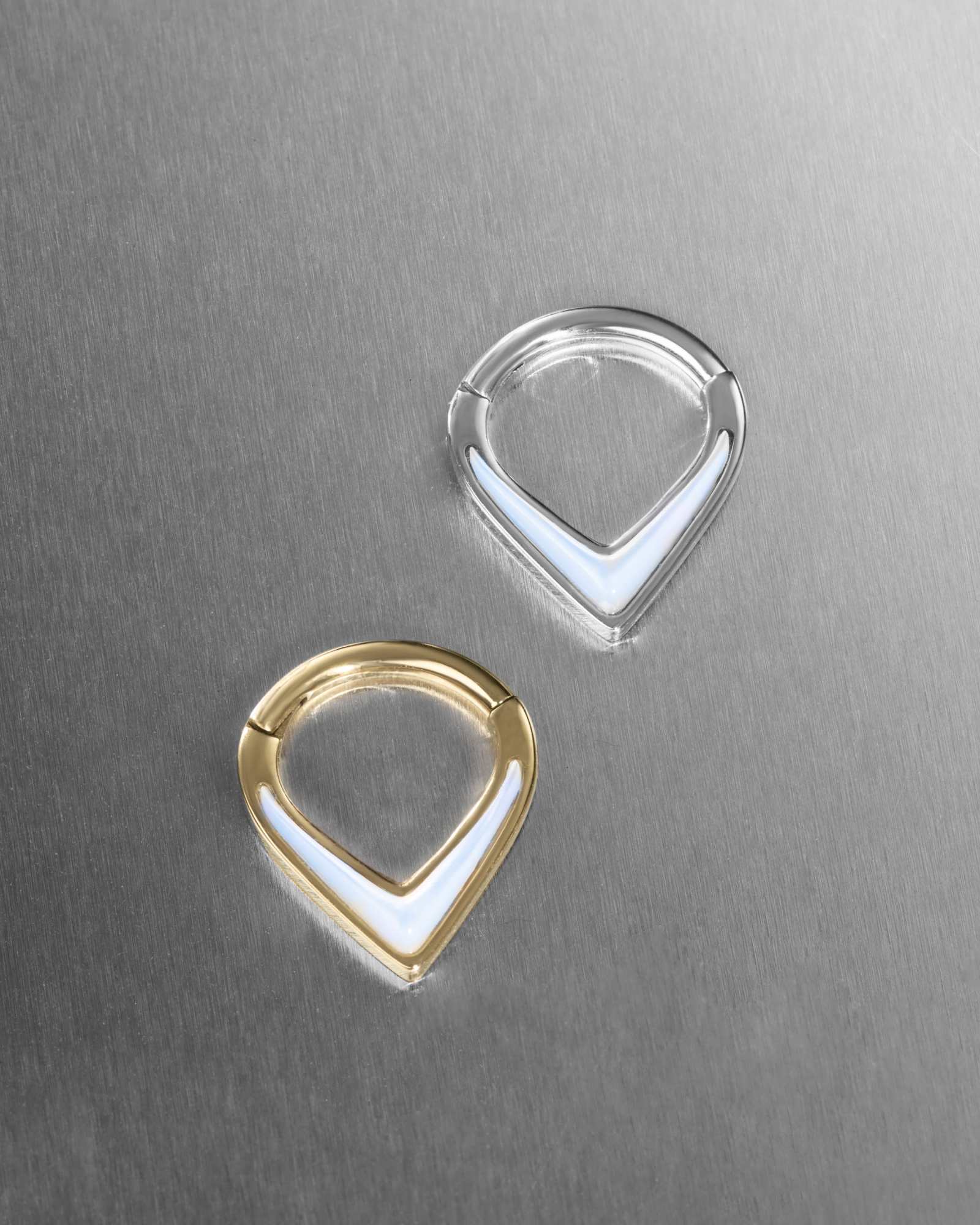 Lyra Pearl Teardrop Clicker - Image 4